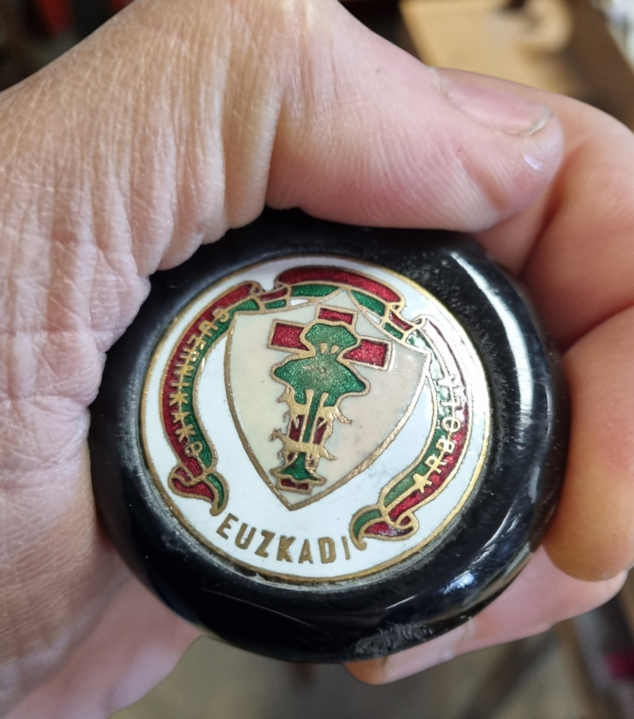bâton basque de marche terre de bergers pommeau avec pièce émaillée ancienne