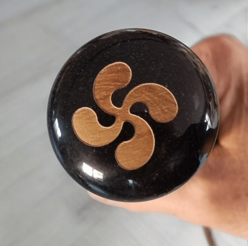 bâton basque de marche terre de bergers pommeau croix basque lauburu