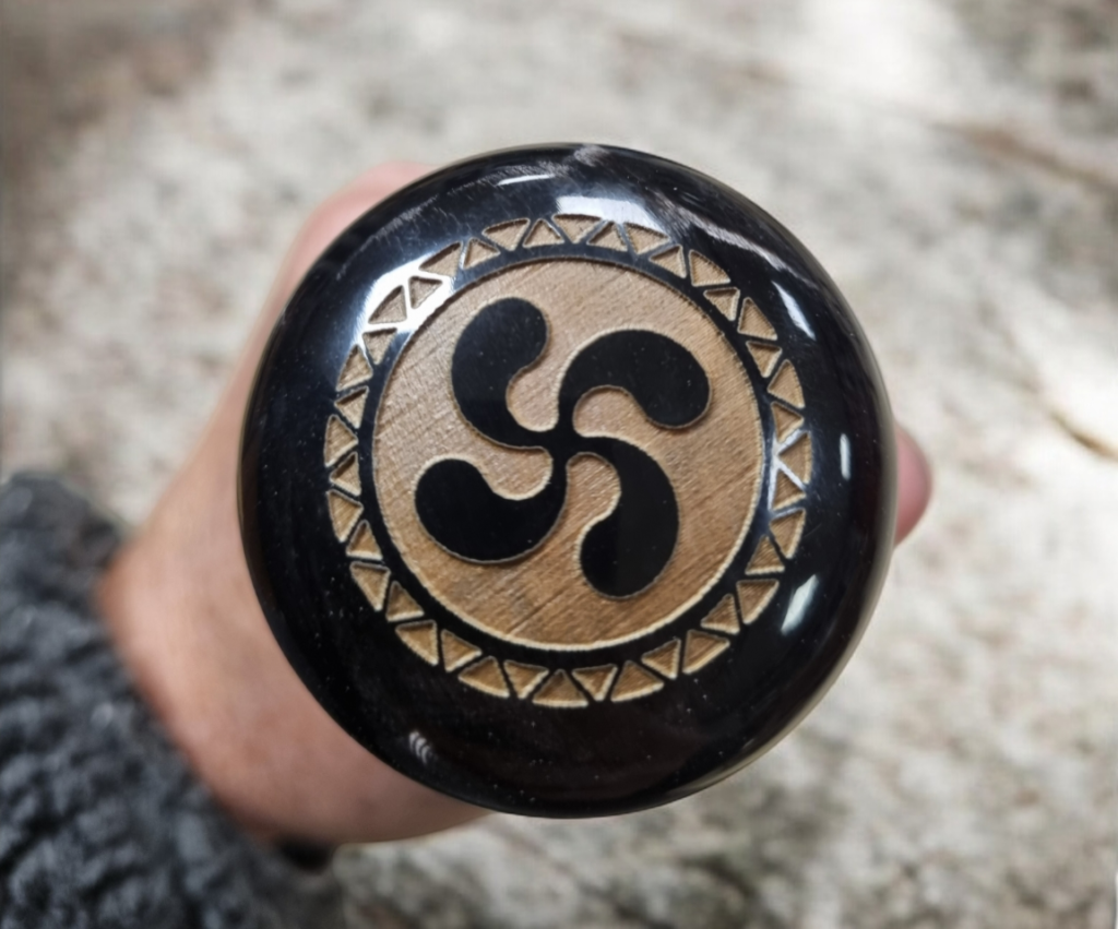 bâton de marche terre de bergers pommeau croix basque lauburu cerclée (partie4)